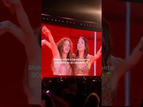 Shakira y Danna juntas en su concierto cantando Soltera 😍