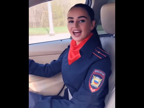 Сотрудник полиции в форме исполняет блатной шансон. Сотрудник полиции в форме исполняет блатной шансон.