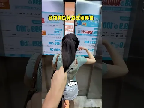 لما الأدوار اتبدلت وبقت هي اللي بتحميه 😂❤️