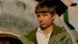 بعد سقوط نظام صدام حسين شاب عراقي ينطلق في رحلة صعبة مع جدته بحث ا عن والده الذي اختفى خلال الحرب 