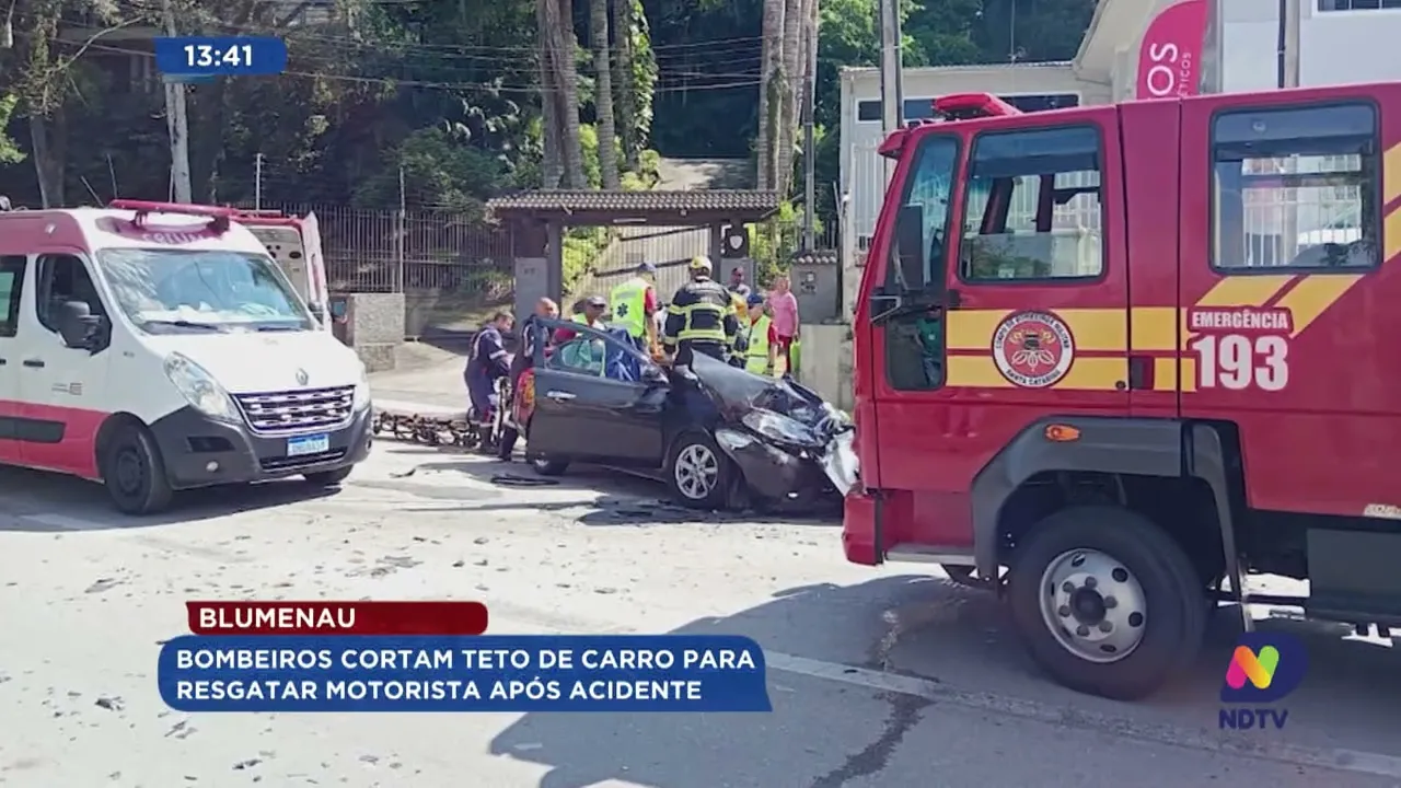 Bombeiros cortam teto de carro para resgatar motorista após acidente