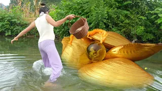 🔥🔥Searching for treasure she finds giant mussel holding rare pearl watched by fierce poisonous snake