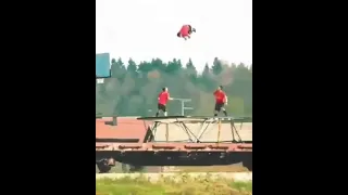 قانون نيوتن الأول ومبدأ القصور الذاتي بشكل بسيط ورائع 