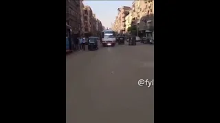 مصري واقف بنص الشارع دندنها