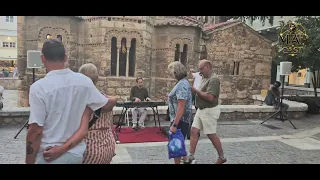 شوارع اثينا في نهار والفرق في الليل!!