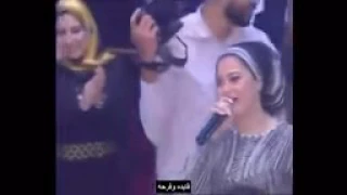 ام العروسه في فرح بنتها فاجئت العريس والحضور بصوتها الرائع 