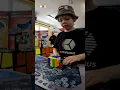 Lagu Jongen (9) breekt wereldrecord Rubik's kubus oplossen: 2.76 seconden