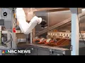 Download Lagu Robots cook your burger and fries at this new California fast food restaurant