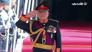إنطلاق الموكب الأحمر يتوسطه جلالة الملك عبدالله الثاني إلى مجلس الأمة دندنها