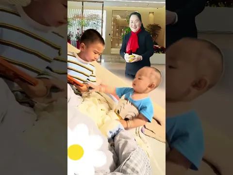 Baby playing with brother is so funny!!😂 お兄ちゃんとスマホを見たい赤ちゃんが可愛すぎる。🤣💕