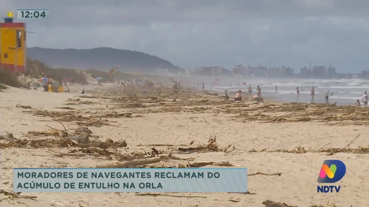 Moradores de Navegantes reclamam do acúmulo de entulho na orla da Praia Central e Meia Praia