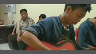 Download VIRAL SEDIH BANGET/ SEORANG PENGAMEN DI TANGKAP POLISI LALU DI HUKUM MENYANYIKAN LAGU IBU/ MP3