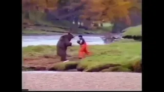 الحالة جت    يصارع دب ضخم في مشهد مضحك دندنها