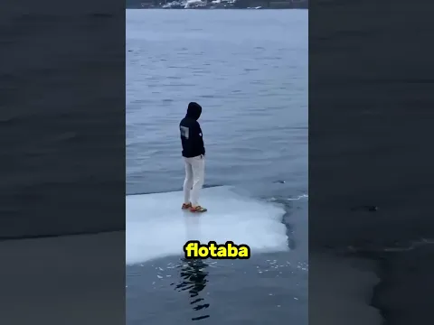 Este hombre se fue de aventura en un bloque de hielo en medio del río 😱🫡