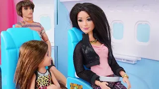 RUTINA de VIAJE de BARBIE: MALETAS 👜 AEROPUERTO 🛫AVIÓN ✈️ y HOTEL de PLAYA 🏝 ( + de 25 MINUTOS  ✅)