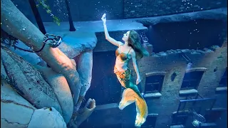 Une sirène explore une ville engloutie... dans la piscine la plus profonde du monde !