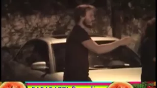 HEATH LEDGER protects MICHELLE WILLIAMS from paparazzi