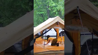 مخيم أمطار غزيرة في الغابة 