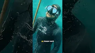 Freediving Earth’s Deepest Sinkhole.. 😱