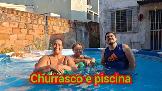 Hora de curtir a piscina com churrasquinho