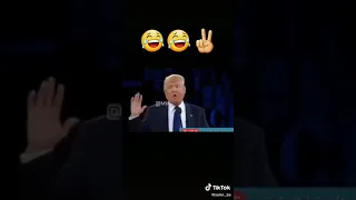 ترامب يلقي شعر 