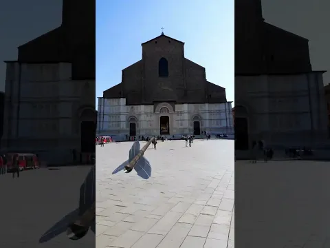 An infinite arrow flying through Bologna. 🏹♾️#loop #infinite #pencil #satisfying #relax #pencil