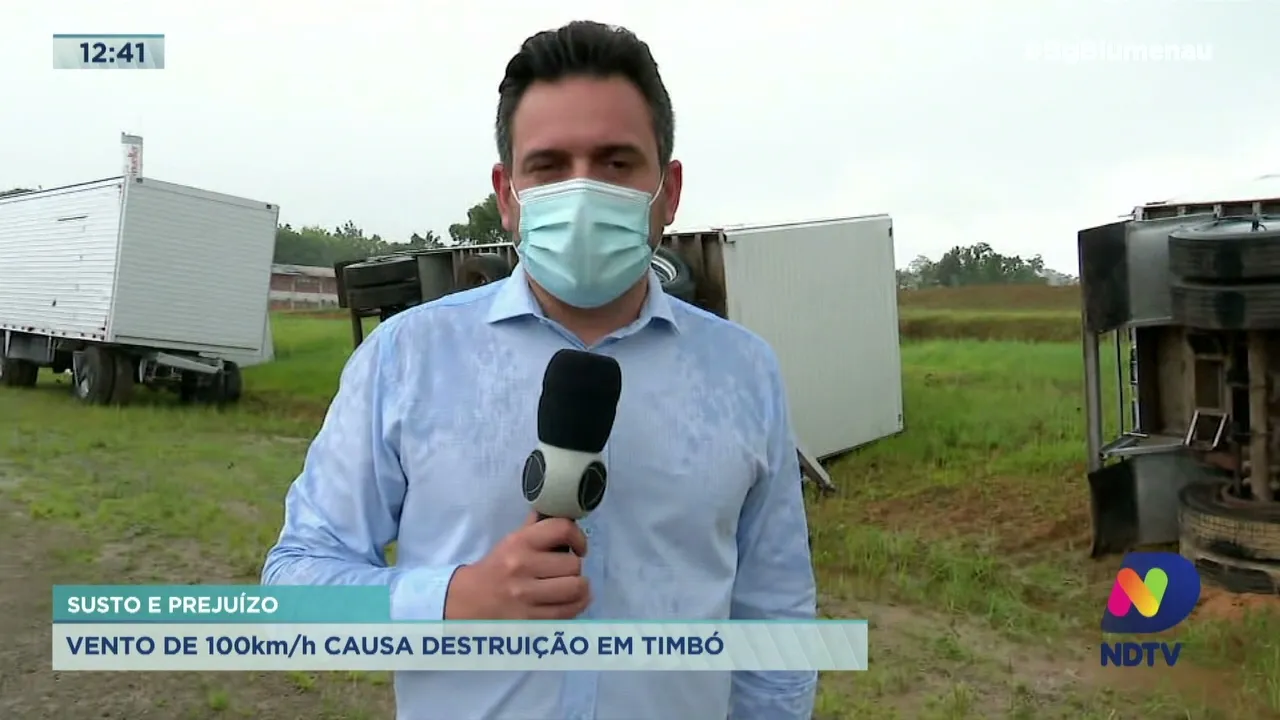 Ventos de 100km/h causa destruição em Timbó