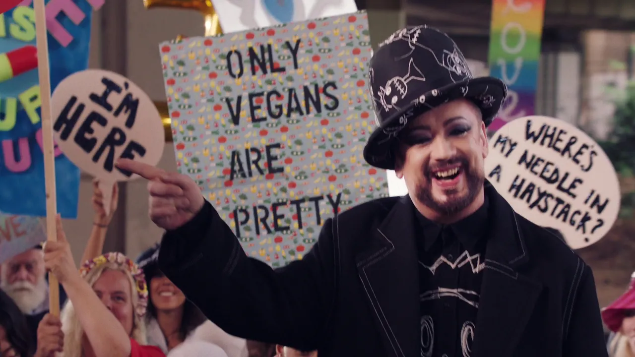 Boy George & Culture Club - Let Somebody Love You (Official Video) Boy George & Culture Club - Let Somebody Love You (Official Video)