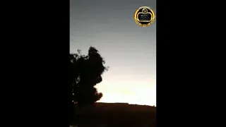 ويلوح لي ما بين زمزم والصفا عند المقام سمعت صوت منادي يا نائما جد السرى عرفات تجلو كل قلب صادي  دندنها