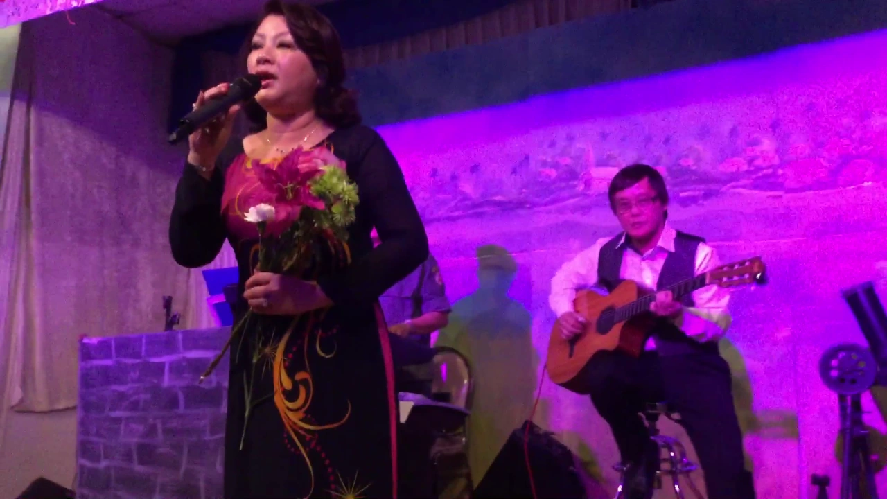 MỘT NGƯỜI ĐI. Hoang Oanh MỘT NGƯỜI ĐI. Hoang Oanh
