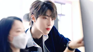 شاب وسيم كل بنات الجامعه بتجري وراه لكن بيقع فحب المعلمه بتاعته ملخص مسلسل 