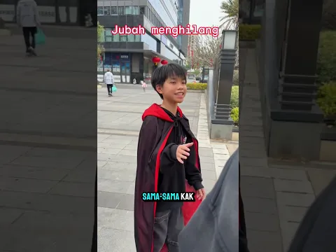 Rafi memakai jubah menghilang untuk menolong orang #shorts #videolucu #dubbing #videokocak