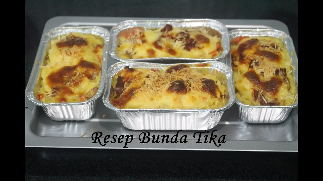 Bahan - 200 gr makaroni rebus empuk - 2-3sdm minyak sayur - 25gr keju cheddar - 1 sosis potong(bisa . 