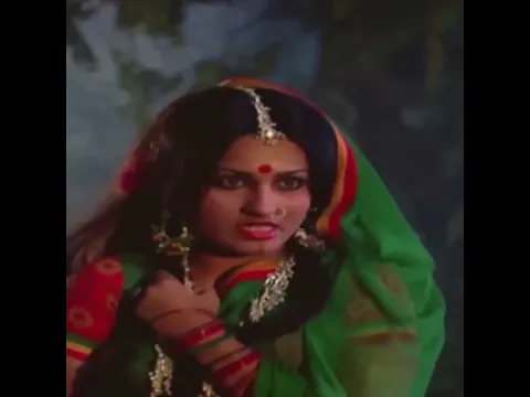 आईने में रीना रॉय का नागिन वाला असली रूप दिखायी दे रहा है