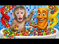 Lagu KIKI Monkey bathing with Magic M\u0026M Candy Shower with Ducklings! | KUDO ANIMAL KIKI