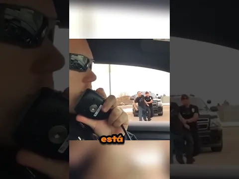 Este policía está causando un alboroto 🤣