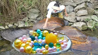 😱😱 She digs deep in muddy riverbed and uncovers rare precious pearls from giant mutated mussels