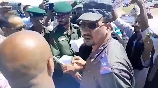 نشطاء شباب في مدينة ازويرات يحتجون أمام موكب وزيرة البيئة للمطالبة بترحيل مطاحن الذهب 