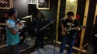 Download Don't Cry - GNR (Cover) Family Band Studio Bogor MP3