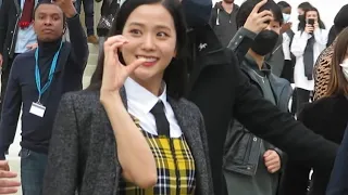 220301 jisoo making hearts for blinks who sing one way ticket at dior show in paris 