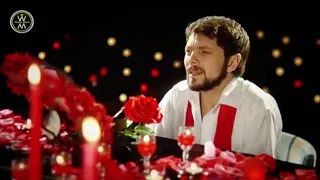 كل مفكر فيكي لحظه يكبر فيي احساس دندنها