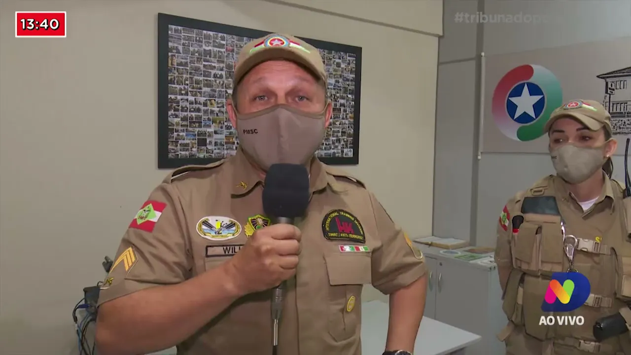 Ação educativa: Policiais trocam arma de brinquedo por chocolates