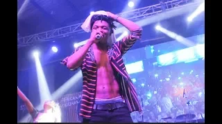 ladies go wide at felas shrine as mayorkun off his t shirt to show off his 6pack while performing