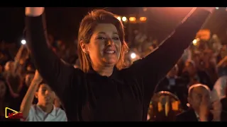 غناء ورقص ليلى أحمد زاهر يشعل المسرح في حفل تخرجها من المدرسة وسط احتفال أصدقائها 