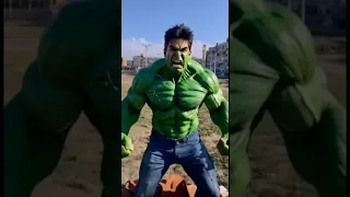 الولد اتحول الرجل الأخضر 