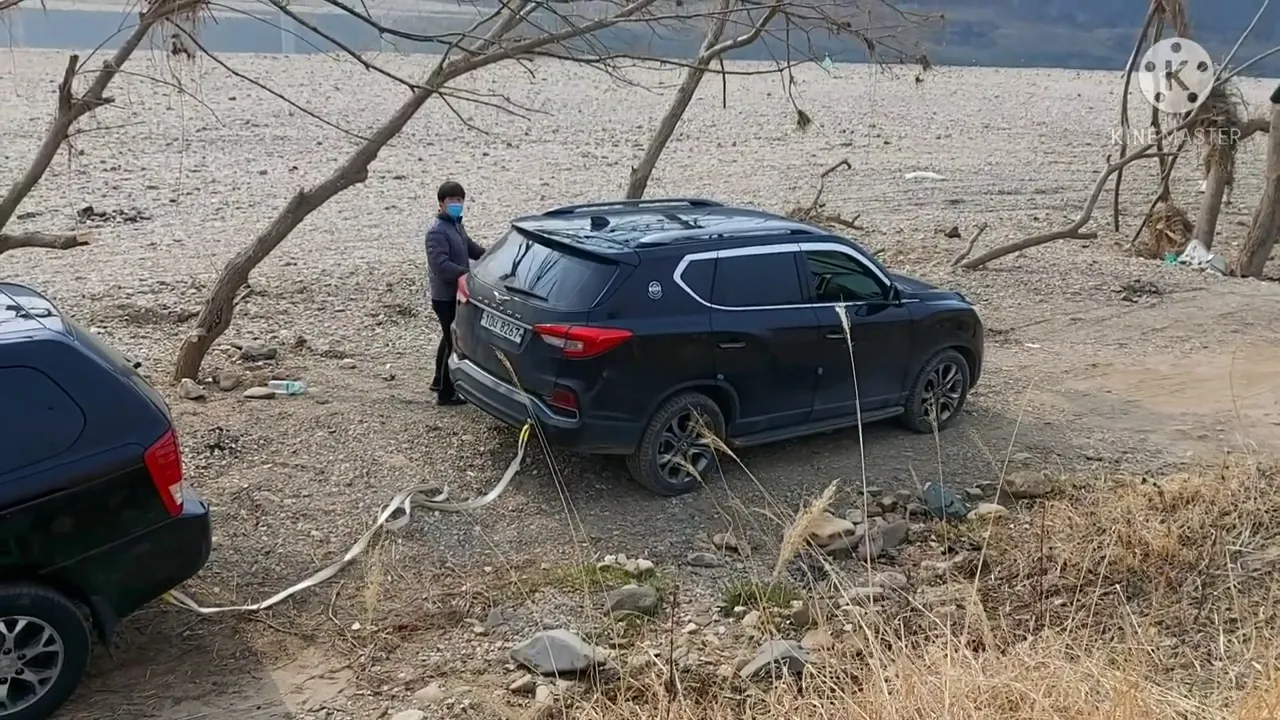 G4렉스턴 연천 노지캠핑장 남계대교 아래 어유지리 근처에 있는 합수머리. 인간들아 좀 깨끗하게 사용하자. 이러다가 다 막히겠다... 모래밭에서 카니발과 자갈밭에서 모닝 구난. サムネイル