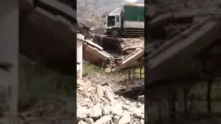 مشاهد مجنونه لسائقي الشاحنات في اليمن  فوق جسر خارب دندنها