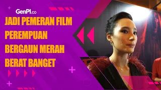Tatjana Saphira Belajar menyelam di Film Perempuan Bergaun Merah