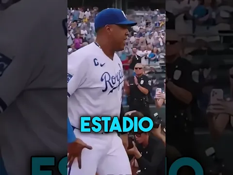 El momento más cercano a la paz mundial un estadio unido por hot dogs gratis 🌭🤔 #comida
