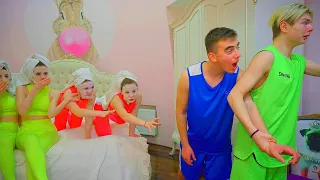 لاعبي كرة السلة يخافون من روتين جمال الفتيات مواقف طريفة ومألوفة في العلاقات 